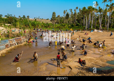 Goldwaschen in Ilakaka, Rubin und Saphir Stadt, die Straße nationale 7, Madagaskar Stockfoto