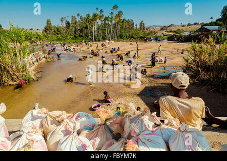 Goldwaschen in Ilakaka, Rubin und Saphir Stadt, die Straße nationale 7, Madagaskar Stockfoto