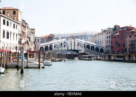 Rialto-Brücke in Venedig Stockfoto