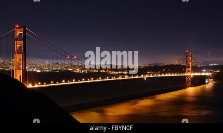 Ein langer Belichtungszeit-Foto von der Golden Gate Bridge bei Nacht, überquert die Bucht von San Francisco in Kalifornien. Stockfoto