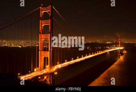 Ein langer Belichtungszeit-Foto von der Golden Gate Bridge bei Nacht, überquert die Bucht von San Francisco in Kalifornien. Stockfoto