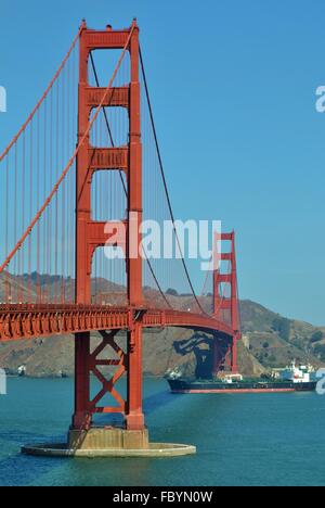 Die Golden Gate Bridge bei Nacht, überquert die Bucht von San Francisco in Kalifornien. Stockfoto