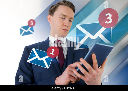Zusammengesetztes Bild der Geschäftsmann sein Smartphone betrachten Stockfoto