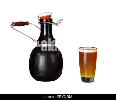 Isolierten Ausschnitt der Growler und Glas Bier Stockfoto