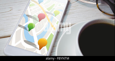 Zusammengesetztes Bild der Multi farbige Navigation Zeiger auf Karte Stockfoto