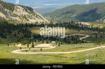 Reihe von Biegungen auf Cottonwood Pass Feldweg Stockfoto