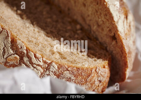 Handwerker-Vollkorn-Brot in Scheiben Stockfoto