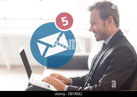 Zusammengesetztes Bild von fünf SMS-Nachrichten empfangen Stockfoto