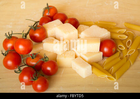 Italienischen Grana Padano, Pasta und Tomaten Stockfoto