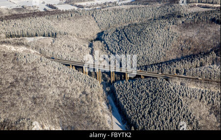 Winter, Schnee, Luftaufnahme, Autobahnbrücke bei Freudenberg, A45 Sauerlandlinie im Schnee, Freudenberg, Sauerland, Siegerland Stockfoto