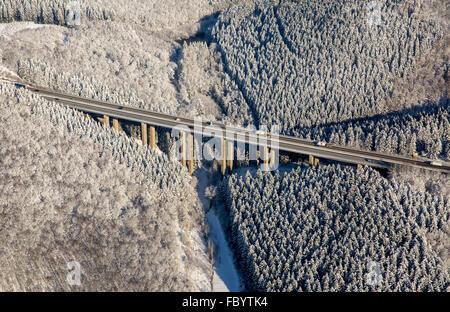 Winter, Schnee, Luftaufnahme, Autobahnbrücke bei Freudenberg, A45 Sauerlandlinie im Schnee, Freudenberg, Sauerland, Siegerland Stockfoto