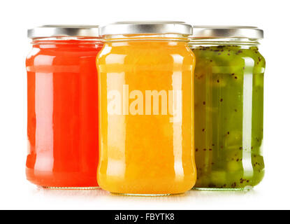 Gläser mit fruchtigen Marmeladen, isoliert auf weißem Hintergrund. Obst Stockfoto