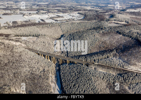 Winter, Schnee, Luftaufnahme, Autobahnbrücke bei Freudenberg, A45 Sauerlandlinie im Schnee, Freudenberg, Sauerland, Siegerland Stockfoto