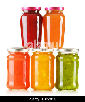 Gläser mit fruchtigen Marmeladen, isoliert auf weißem Hintergrund. Obst Stockfoto