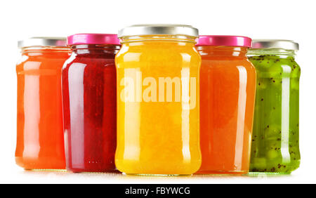 Gläser mit fruchtigen Marmeladen, isoliert auf weißem Hintergrund. Obst Stockfoto
