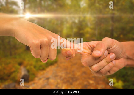 Zusammengesetztes Bild des zugeschnittenen Bildes Menschen hält Finger Stockfoto
