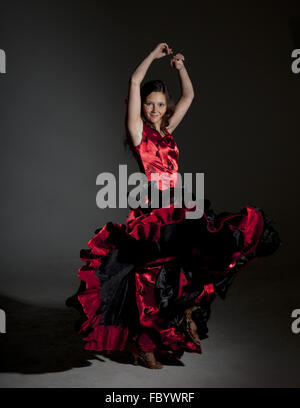 Junge Frau tanzt flamenco Stockfoto