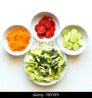 Gerichte von Karotten, Tomaten, Gurken, Salat, feta Stockfoto