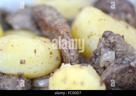 Gemischte Grillplatte auf einem Teller, Fleisch und Kartoffeln Stockfoto