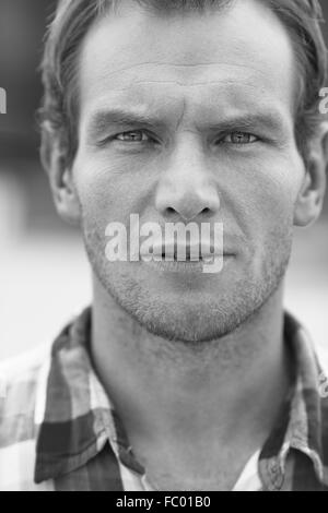 Schwarz / weiß Porträt des Mannes im karierten Hemd. Outdoor Shooting Stockfoto