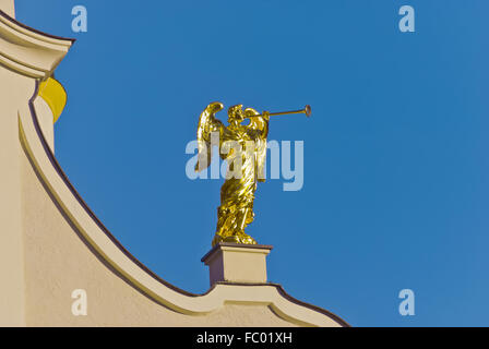 Goldener Engel mit Posaune Stockfoto