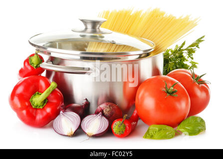 Edelstahl Topf mit Spaghetti und Vielzahl von rohem Gemüse Stockfoto