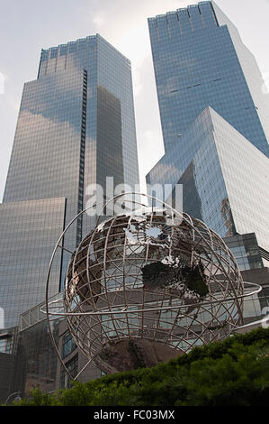 Die Time Warner Building in 10 Columbus Circle Architekt David Childs mit Stahl Kugel im Vordergrund, entworfen von Kim Brandell. Stockfoto