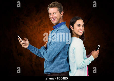 Zusammengesetztes Bild des lächelnden Mann und Frau mit Telefon Stockfoto