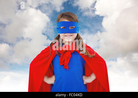 Zusammengesetztes Bild des maskierten Mädchen vorgibt, Superheld Stockfoto