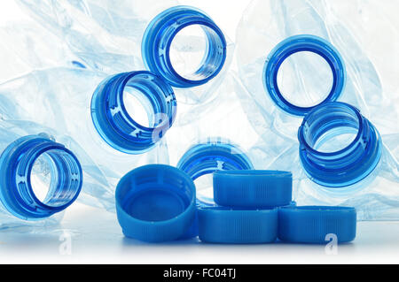 Komposition mit leeren Polycarbonat-Kunststoff-Flaschen Mineralwasser Stockfoto