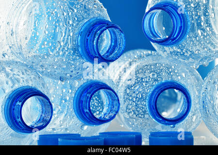 Komposition mit leeren Polycarbonat-Kunststoff-Flaschen Mineralwasser Stockfoto