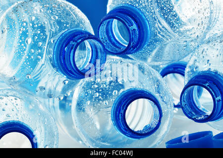 Komposition mit leeren Polycarbonat-Kunststoff-Flaschen Mineralwasser Stockfoto