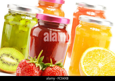 Komposition mit Gläsern der fruchtige Marmeladen auf weiß. Obst Stockfoto