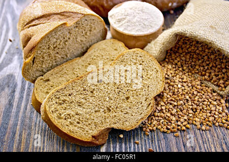 Brot Buchweizen mit Getreide und Mehl an Bord Stockfoto