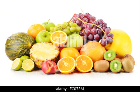 Komposition mit verschiedenen Früchten isoliert auf weißem Hintergrund Stockfoto