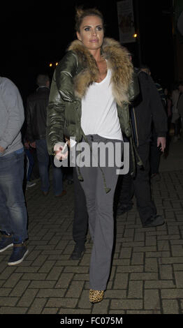 Katie Price lässt das neue Victoria-Theater nach dem Ausführen in "Dornröschen" Featuring: Katie Preis wo: Woking, Großbritannien: 19. Dezember 2015 Stockfoto