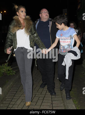 Katie Price lässt das neue Victoria-Theater nach dem Ausführen in "Dornröschen" Featuring: Katie Preise Junior Savva Andreas Andre Where: Woking, Großbritannien: 19. Dezember 2015 Stockfoto