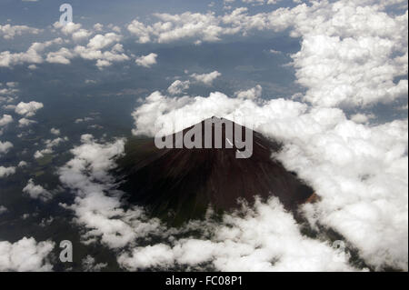 Berg Fuji aus der Luft im Sommer - Flug von Tokio und Aussicht vom Sitzplatz am Fenster Stockfoto