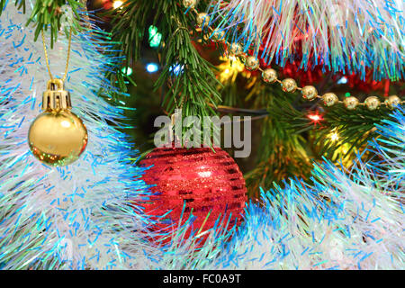 Weihnachts-Dekorationen auf Tanne Stockfoto