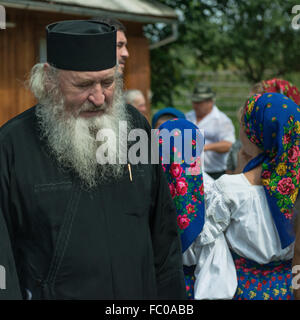 Ein katholischer Priester in der Kirche von St. Dumitru in Leud, im Bezirk Maramures, Rumänien Stockfoto