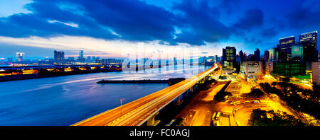 Panoramablick von der Autobahn-Unterführung in der Abenddämmerung in modernen Stadt Stockfoto