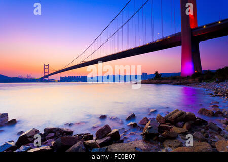 Sonnenuntergang am modernen Brücke entlang der Küste Stockfoto