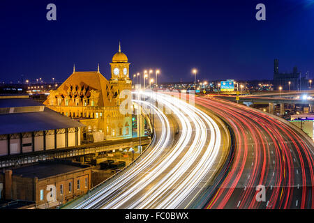 Richmond, Virginia, USA am historischen Main Street Station und Interstate 95. Stockfoto