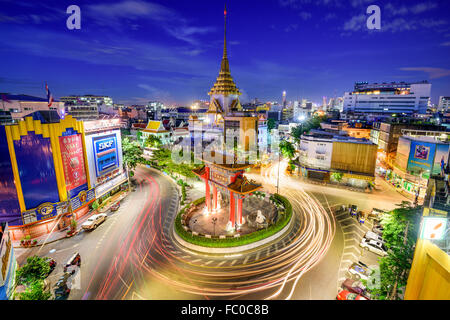 Verkehr geht durch Chinatown am Odeon Kreisverkehr in Bangkok, Thailand. Stockfoto