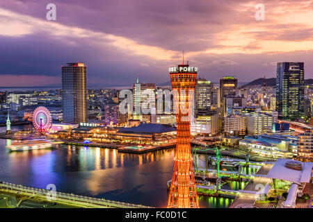 KOBE, JAPAN - 16. Dezember 2015: Hafen von Kobe, Japan mit dem Landmark Tower in der Abenddämmerung. Stockfoto