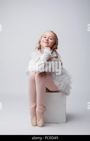 Kokette kleine Ballerina posiert auf Kamera Stockfoto