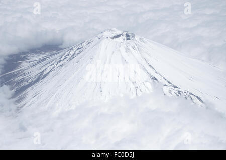 Mt. Fuji aus der Luft beim Flugzeug Flug Überflug über - Blick vom Fensterplatz Stockfoto