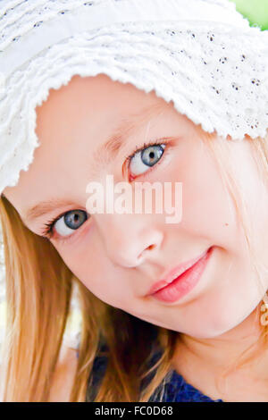 Nettes Mädchen mit großen blauen Augen Stockfoto