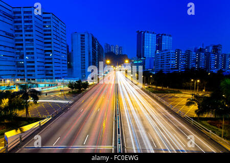 Fahrende Autos auf der Autobahn bei Nacht Stockfoto