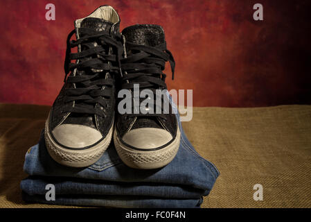 Stillleben-Herren-Accessoires, schwarze Schuhe, Stiefel, jeans Stockfoto